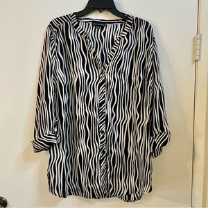 Sara Michelle Black & White Wavy-Stripe Button Down Shirt